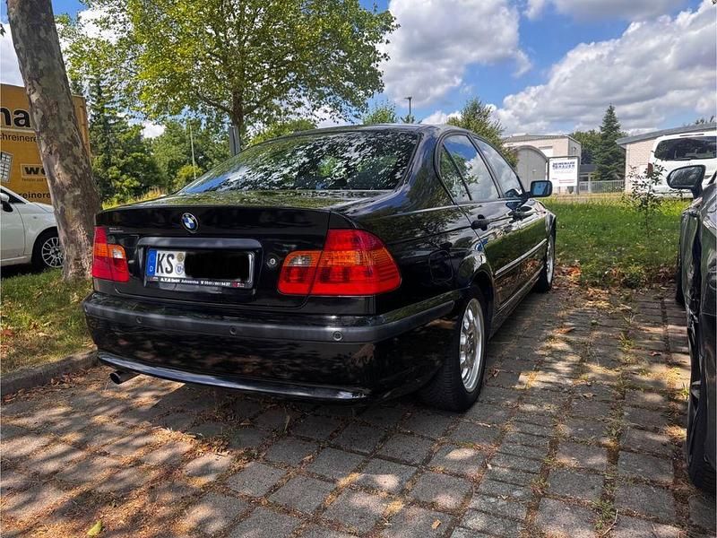 Schwarz Gebraucht 2004 BMW 318 Limousine | 3.500 € (Fairer Preis) - Bild 1/4