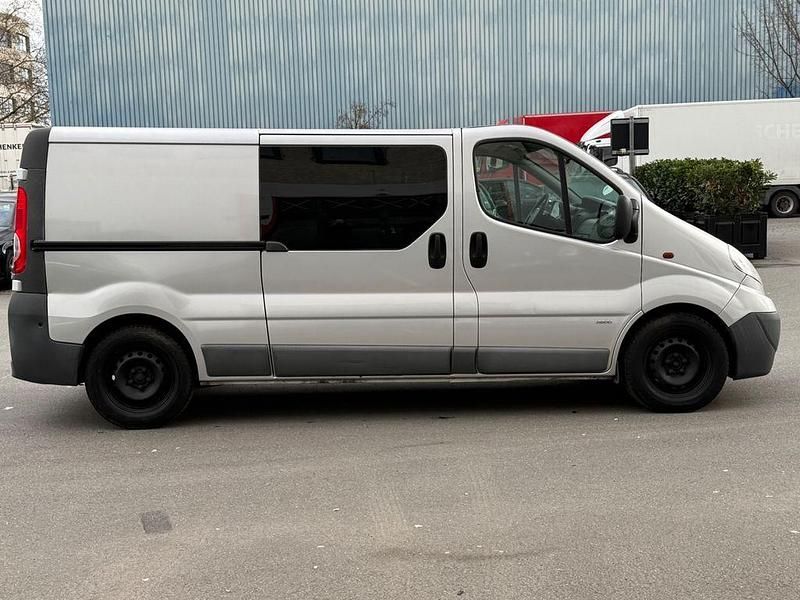 Gebraucht Opel Vivaro 114 PS (83 kW) 2012 Silber Van / Kleinbus