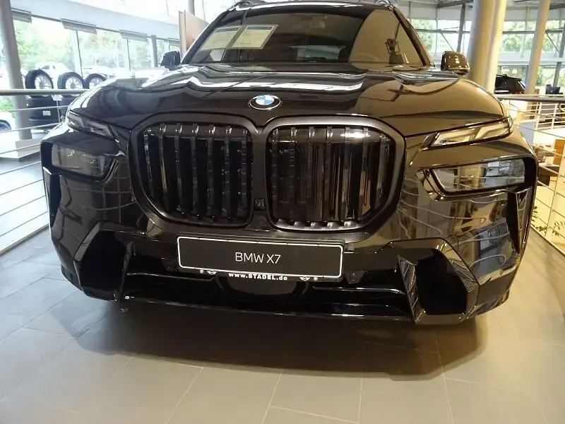 Gebraucht BMW X7 M Sport 352 PS (258 kW) 2026 Schwarz SUV