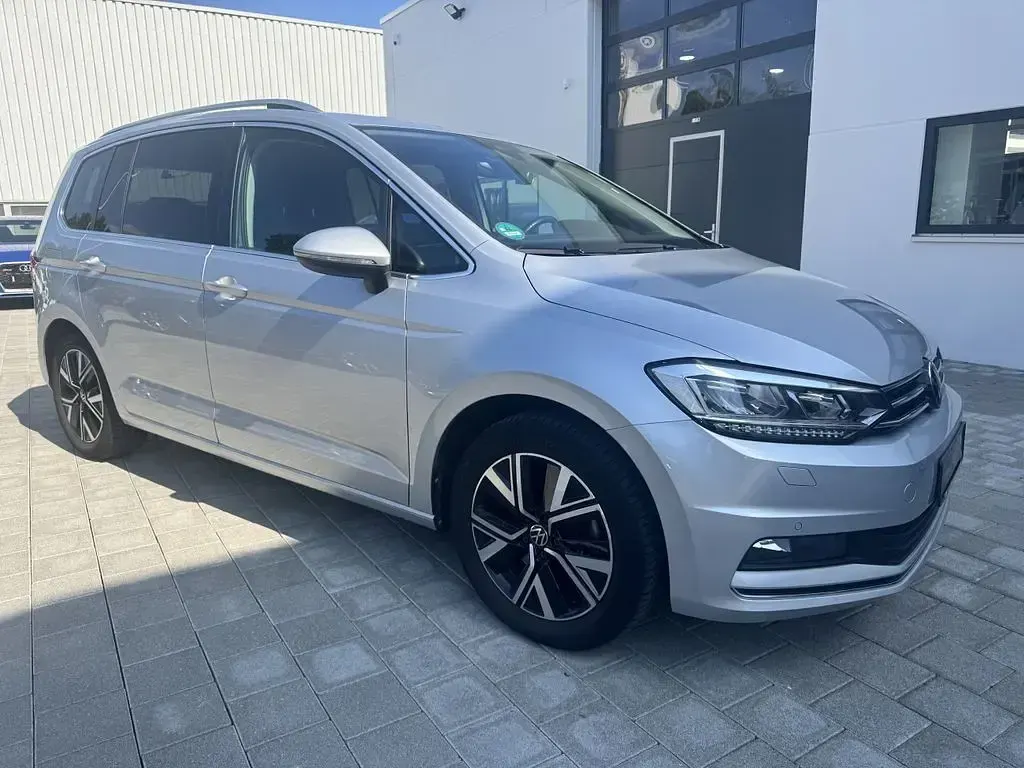 Gebraucht VW Touran Highline 150 PS (110 kW) 2022 Silber Van / Kleinbus