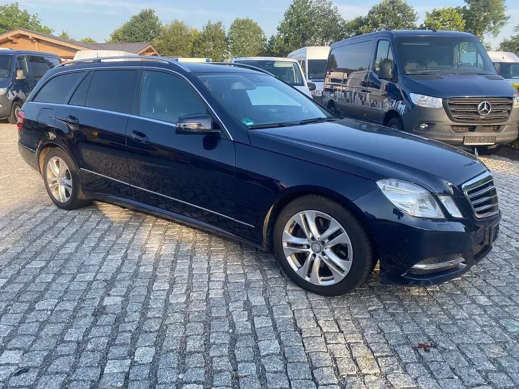 Gebraucht Mercedes E300 231 PS (169 kW) 2012 Blau Kombi