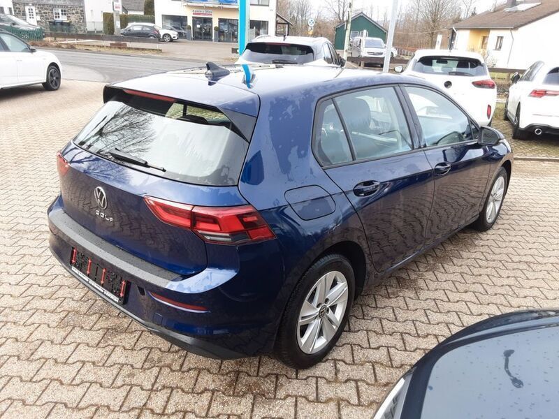 Gebraucht VW Golf VIII Life 131 PS (96 kW) 2024 Atlantic blue metallic (metallic) Limousine