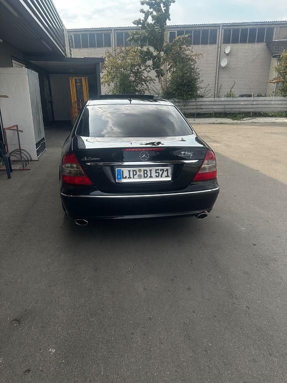 Schwarz Gebraucht 2007 Mercedes E320 Avantgarde Limousine | 9.150 € - Bild 1/4