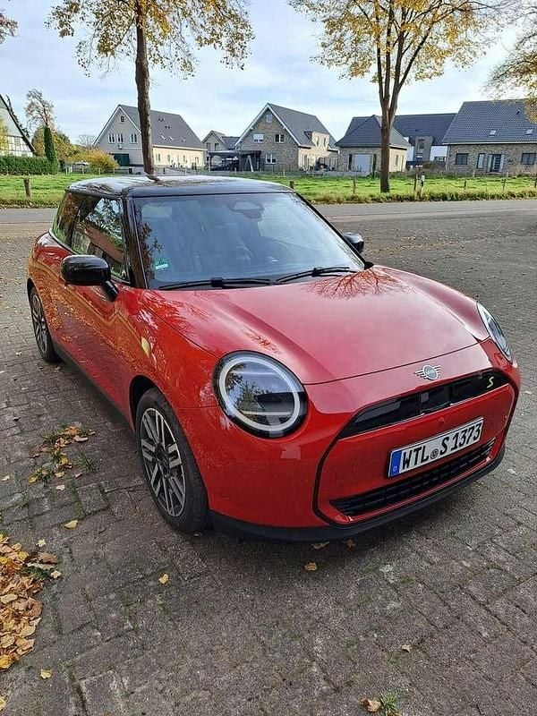 Neu Mini Cooper SE Classic 160 kW (218 PS) 2025 Rot Kleinwagen