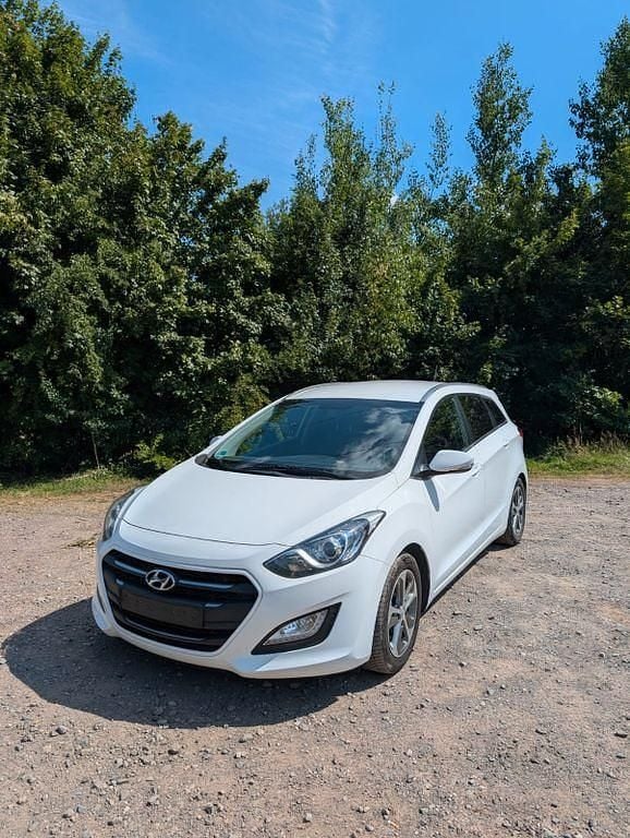 Weiß Gebraucht 2016 Hyundai i30 Style Limousine | 6.399 € (Guter Preis) - Bild 1/4
