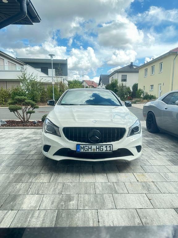 Weiß Gebraucht 2015 Mercedes CLA180 Shooting Brake Kombi | 12.250 € (Fairer Preis) - Bild 1/4