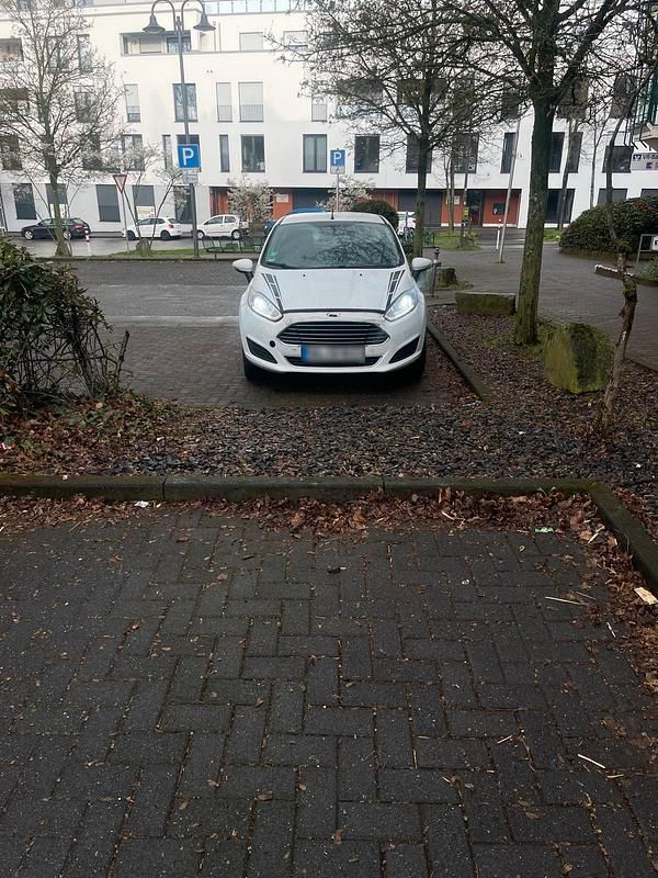 Gebraucht Ford Fiesta 74 PS (54 kW) 2016 Weiß Kleinwagen