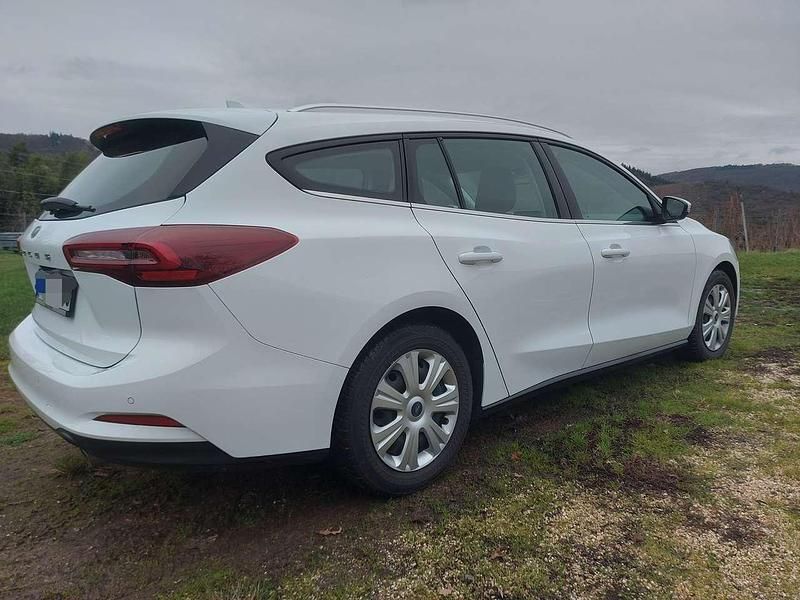 Gebraucht Ford Focus Titanium 120 PS (88 kW) 2022 Weiß Kombi