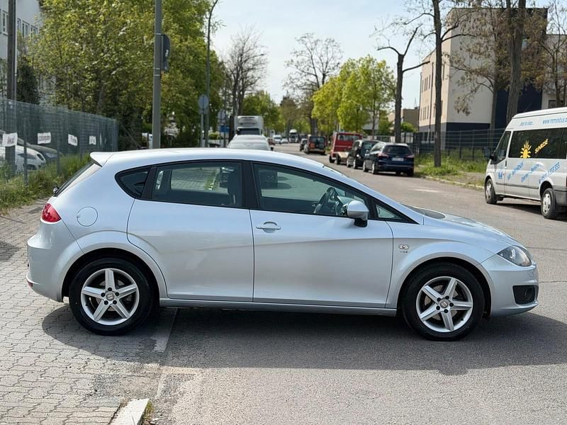 Usata Seat Leon Style 105 CV (77 kW) 2011 Argento Utilitaria