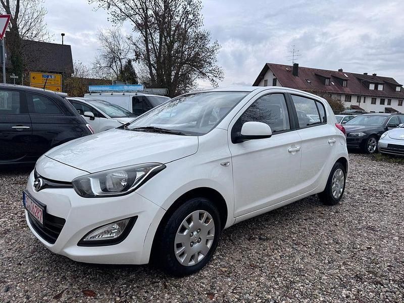 Weiß Gebraucht 2013 Hyundai i20 Limousine | 3.490 € (Guter Preis) - Bild 1/4