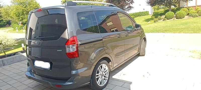Grau Gebraucht 2017 Ford Tourneo Courier Titanium Van / Kleinbus | 8.400 € (Superpreis) - Bild 1/4