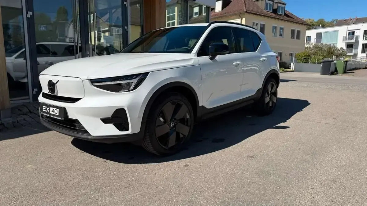 Gebraucht Volvo EX40 Plus 300 kW (408 PS) 2025 Crystal white / metallic SUV