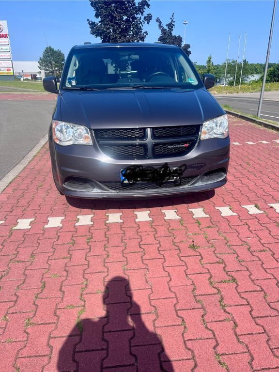Grau Gebraucht 2015 Dodge Grand Caravan Van / Kleinbus | 14.600 € (Fairer Preis) - Bild 1/4