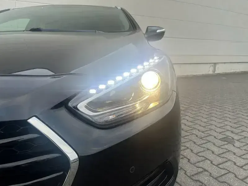 Gebraucht Hyundai i40 165 PS (121 kW) 2018 Phantom black / mic Kombi