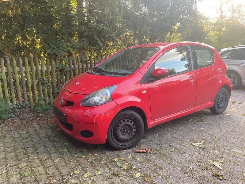 Rot Gebraucht 2009 Toyota Aygo Kleinwagen | 1.100 € (Superpreis) - Bild 1/3