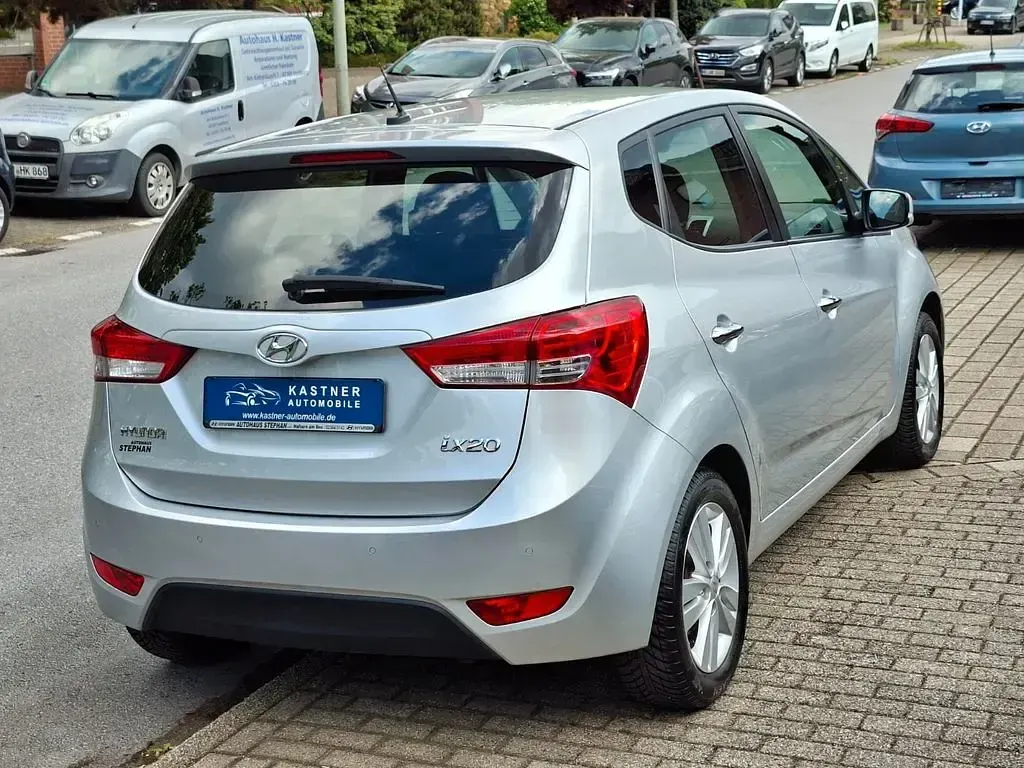 Gebraucht Hyundai ix20 125 PS (91 kW) 2014 Silber Kleinwagen
