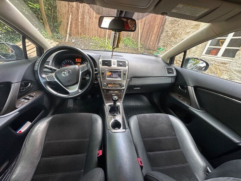 Schwarz Gebraucht 2012 Toyota Avensis Executive Kombi | 7.800 € (Fairer Preis) - Bild 1/4