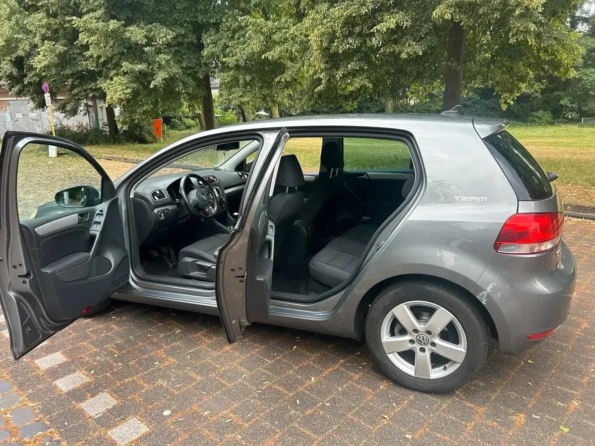 Gebraucht VW Golf VI 105 PS (77 kW) 2011 Grau Kleinwagen