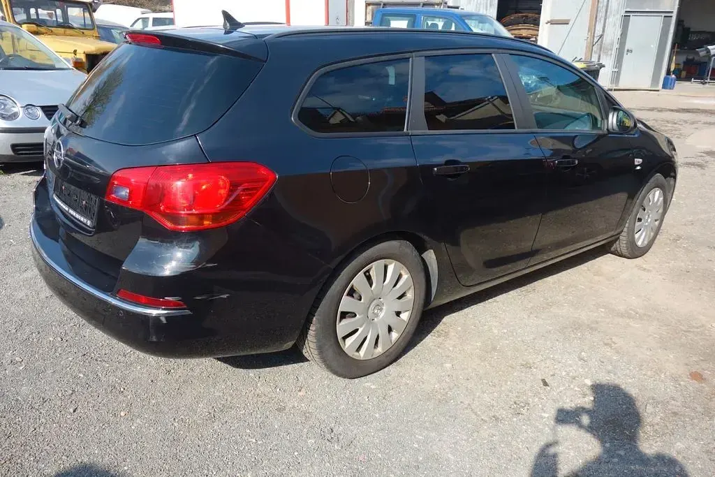 Second-hand Opel Astra Active 120 CP (88 kW) 2013 Negru Break