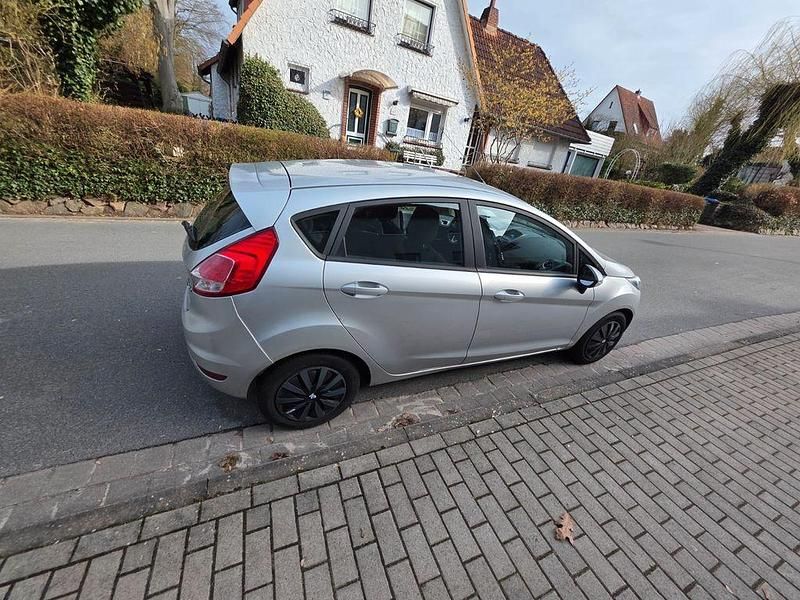 Gebraucht Ford Fiesta Titanium 95 PS (69 kW) 2014 Silber Kleinwagen