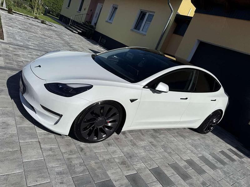 Weiß Gebraucht 2022 Tesla Model 3 Performance Limousine | 36.900 € (Etwas zu teuer) - Bild 1/4
