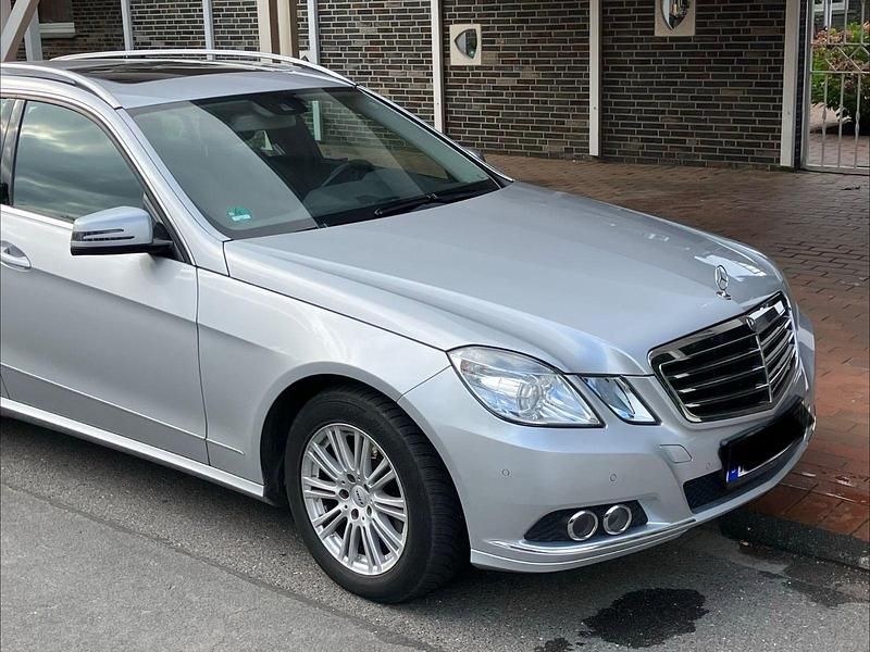 Silber Gebraucht 2011 Mercedes E220 Elegance Kombi | 9.300 € (Fairer Preis) - Bild 1/4