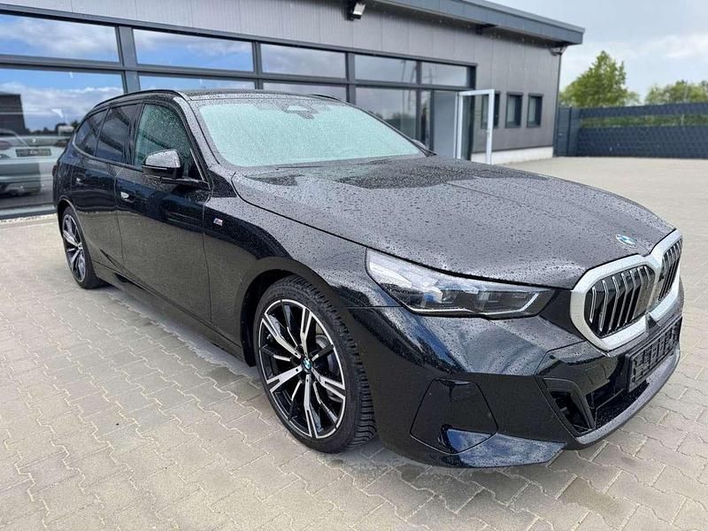 Black sapphire metallic Gebraucht 2024 BMW 520 M Sport Kombi | 52.888 € (Teuer) - Bild 1/4