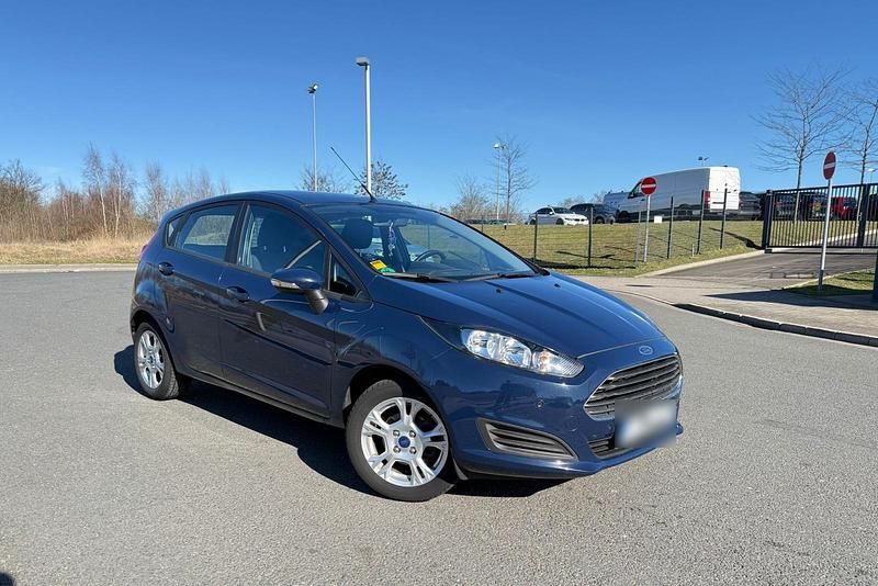 Gebraucht Ford Fiesta 80 PS (58 kW) 2014 Blau Kleinwagen