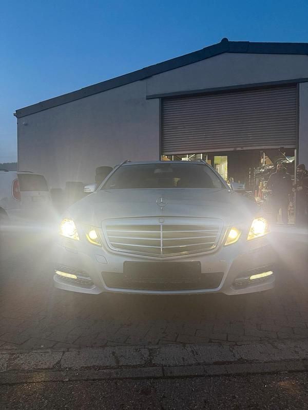 Gebraucht Mercedes E200 Avantgarde 184 PS (135 kW) 2010 Silber Kombi