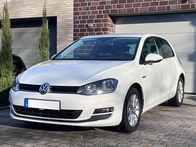 Weiß Gebraucht 2015 VW Golf LOUNGE Limousine | 7.999 € (Fairer Preis) - Bild 1/4