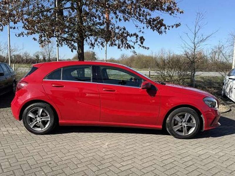 Gebraucht Mercedes A180 122 PS (89 kW) 2015 Jupiterrot  unilack Kleinwagen