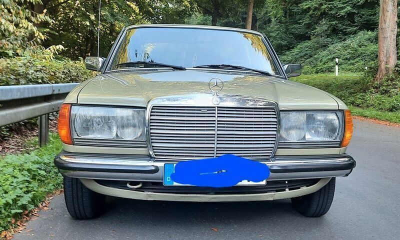 Grün Gebraucht 1983 Mercedes 240 Limousine | 7.500 € - Bild 1/4
