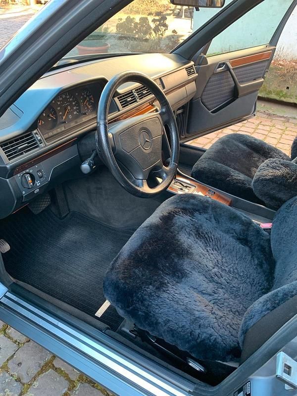 Gebraucht Mercedes E230 132 PS (97 kW) 1991 Grau Limousine