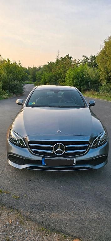 Grau Gebraucht 2019 Mercedes E220 Limousine | 26.600 € (Superpreis) - Bild 1/4