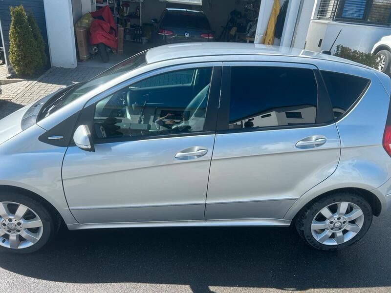 Silber Gebraucht 2011 Mercedes A180 Elegance Kleinwagen | 3.998 € (Fairer Preis) - Bild 1/4