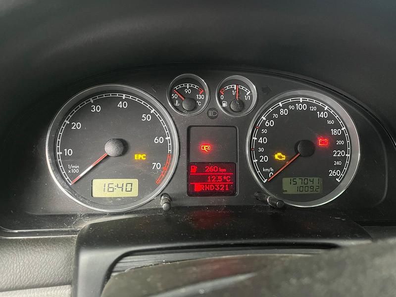 Second-hand VW Passat 114 CP (83 kW) 2002 Argintiu Berlinǎ