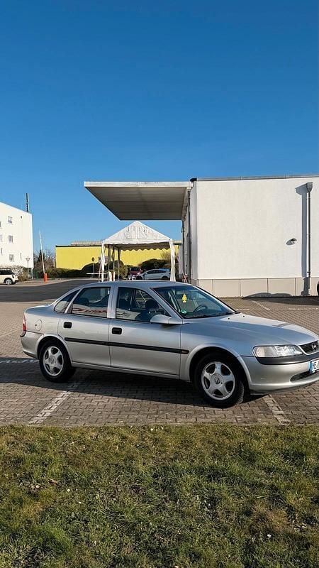 Gebraucht Opel Vectra 100 PS (73 kW) 1998 Silber Limousine
