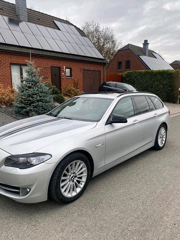 Gebraucht BMW 520 163 PS (119 kW) 2011 Grau Kombi