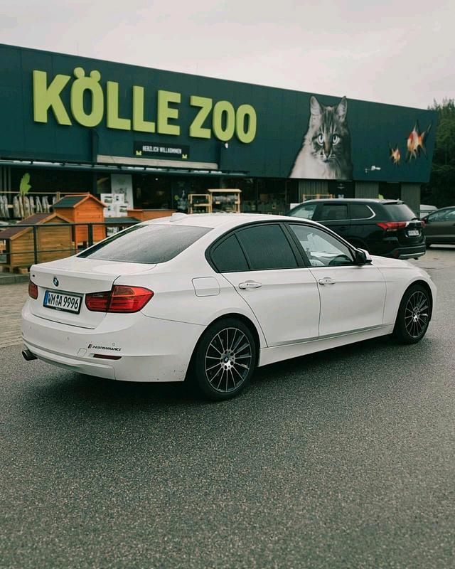 Weiß Gebraucht 2015 BMW 316 Limousine | 13.333 € (Etwas zu teuer) - Bild 1/4