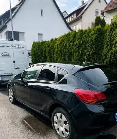 Używany Opel Astra 140 KM (102 kW) 2010 Czarny Sedan/Limuzyna