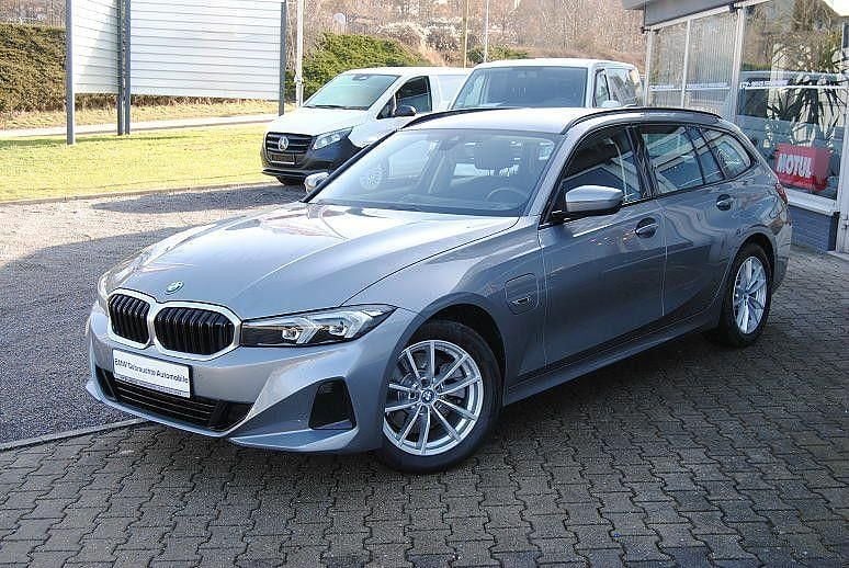 Gebraucht BMW 330e Shadowline 292 PS (214 kW) 2022 Grau Kombi