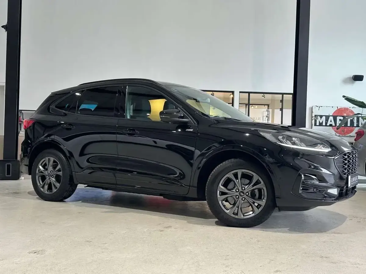 Usado Ford Kuga ST-Line 224 HP (164 kW) 2022 Preto SUV