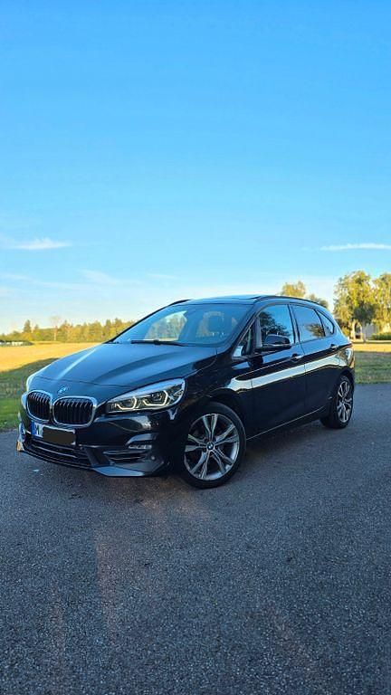 Schwarz Gebraucht 2021 BMW 220 Active Tourer Sport Line Van / Kleinbus | 19.800 € (Fairer Preis) - Bild 1/4