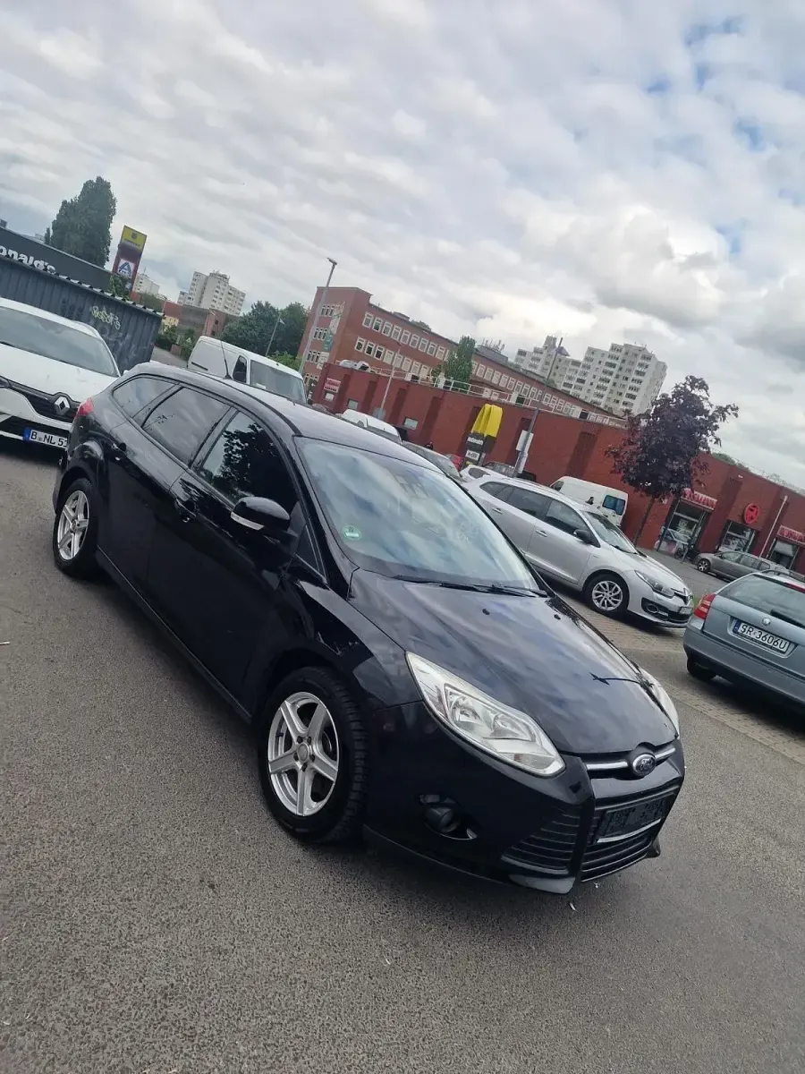 Gebraucht Ford Focus 105 PS (77 kW) 2011 Schwarz Kombi