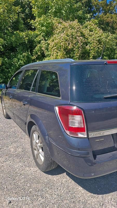 Grau Gebraucht 2009 Opel Astra Kombi | 600 € (Guter Preis) - Bild 1/4