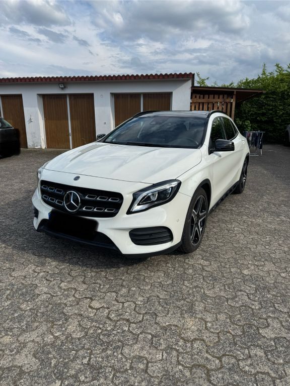 Weiß Gebraucht 2017 Mercedes GLA220 AMG line SUV | 26.300 € (Fairer Preis) - Bild 1/4