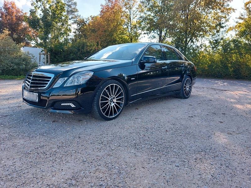 Gebraucht Mercedes E250 Avantgarde 204 PS (150 kW) 2009 Schwarz Limousine