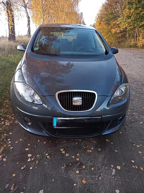 Grau Gebraucht 2006 Seat Altea Limousine | 2.700 € (Fairer Preis) - Bild 1/3