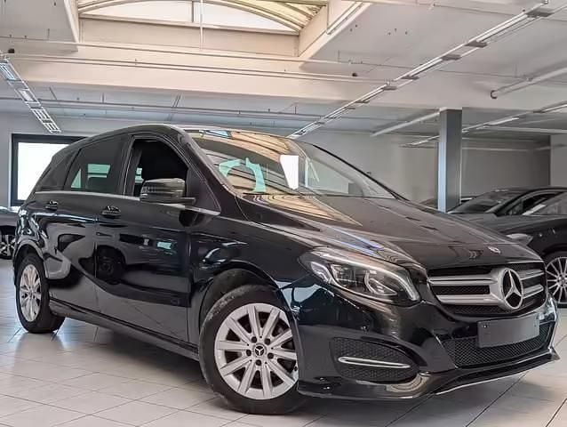 Gebraucht Mercedes B180 Style 109 PS (80 kW) 2018 Schwarz (kosmosschwarz) Van / Kleinbus