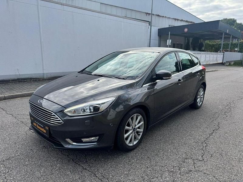 Grau Gebraucht 2018 Ford Focus Titanium Limousine | 12.999 € (Fairer Preis) - Bild 1/4
